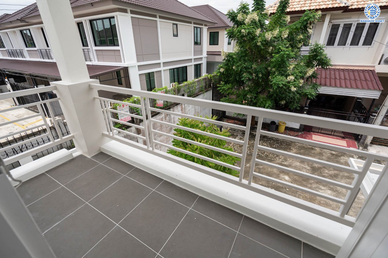 บ้านมือสองนนทบุรี ม.เอดรีม ราชพฤกษ์-ตลิ่งชัน หลังมุม เนื้อที่ 25.9 ตร.ว. ฟังก์ชันจัดเต็ม 3 ห้องนอน 2 ห้องน้ำ จอดรถได้ 1 คัน ตอบโจทย์ทุกการเข้าอยู่ รายล้อมด้วยสิ่งอำนวยความสะดวกมากมาย บนทำเลเดินทางสะดวก ใกล้ทางด่วน "ศรีรัช" และรถไฟฟ้าสายสีแดง "สถานีตลิ่งชัน"